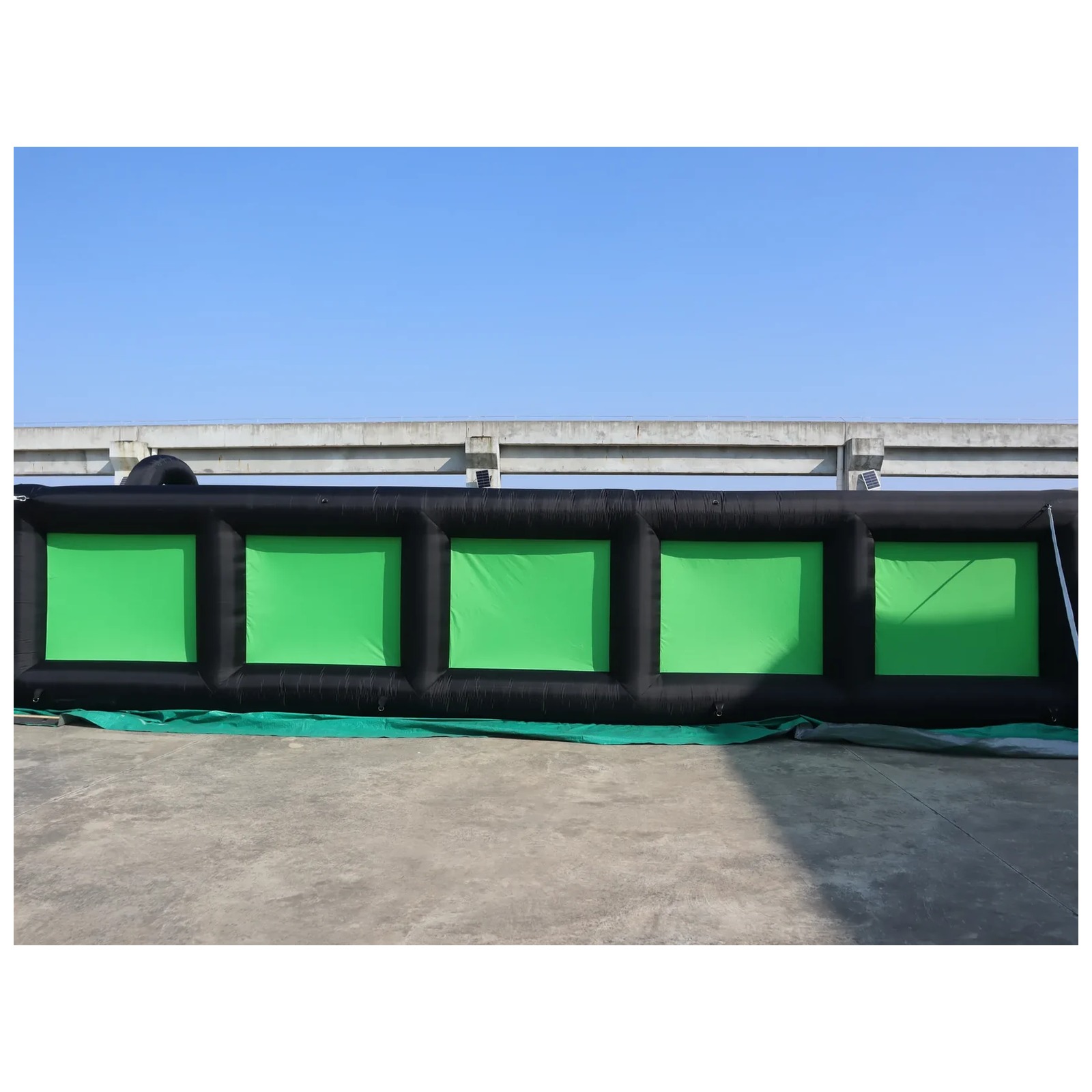Outdoor Adventure Rentals - 屋外用黒緑色のインフレータブル迷路 10×10m（33×33フィート）送風機付き 商用レンタル パーティーチャレンジ 子供と大人向け会場アドベンチャー