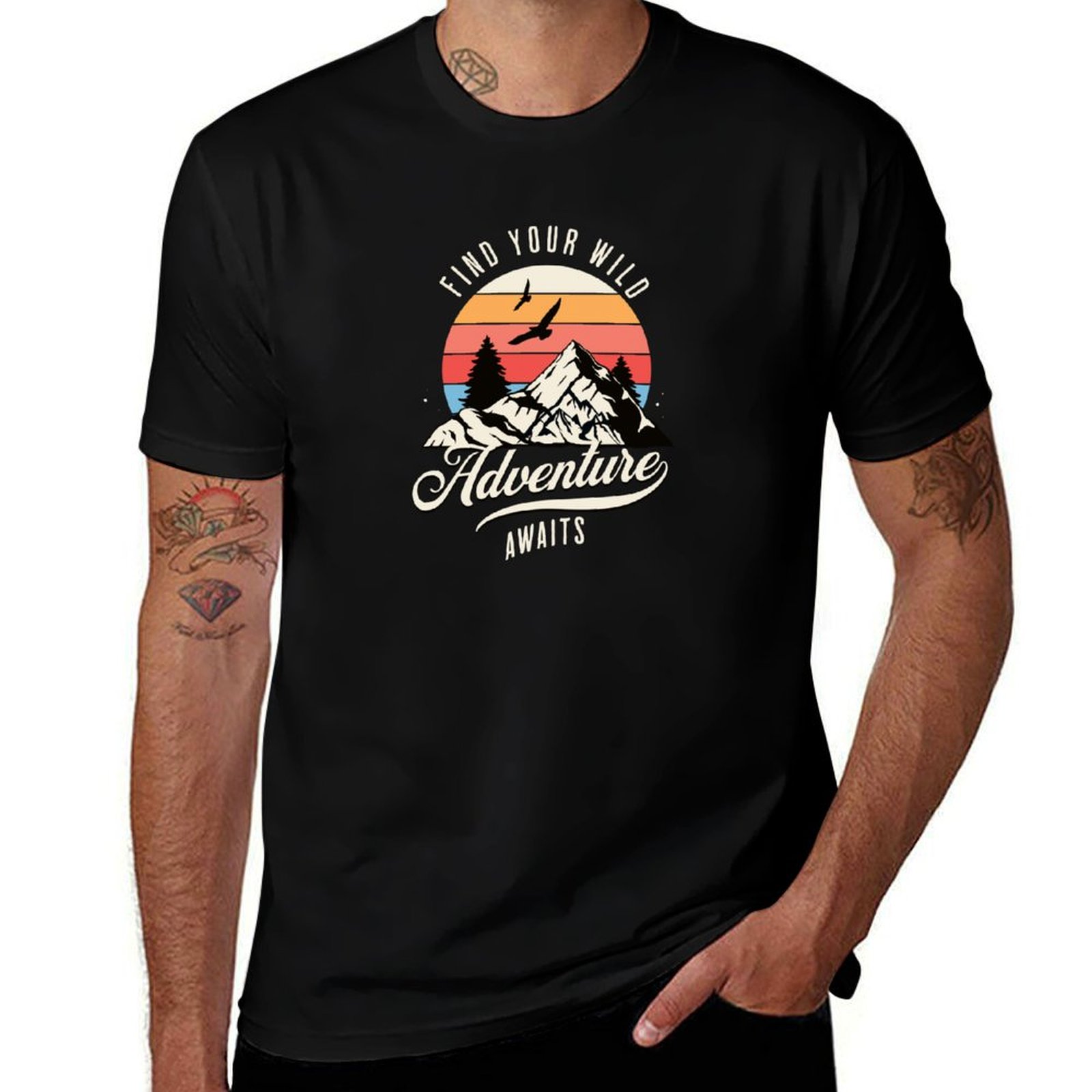 Outdoor Adventure Outfit - アウトドアアドベンチャー 自分のワイルドを見つけてください、冒険が待っています Tシャツ 日常着に最適なベーシックTシャツ